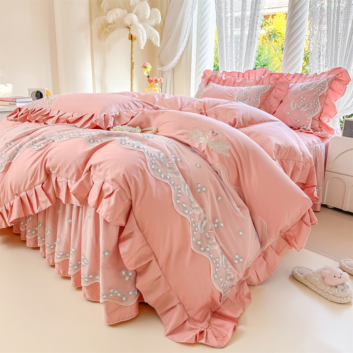 91家纺网 家纺一手货源 找家纺 宜凡家纺 2025新款长绒棉绣花夹棉床裙三件套--天鹅之吻系列 天鹅之吻-蜜粉