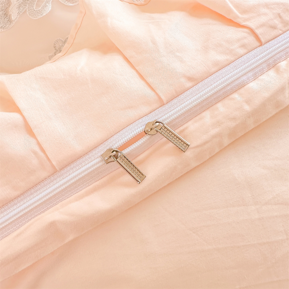 91家纺网 家纺一手货源 找家纺 宜凡家纺 2025新款长绒棉绣花夹棉床裙三件套--天鹅之吻系列 天鹅之吻-奶玉