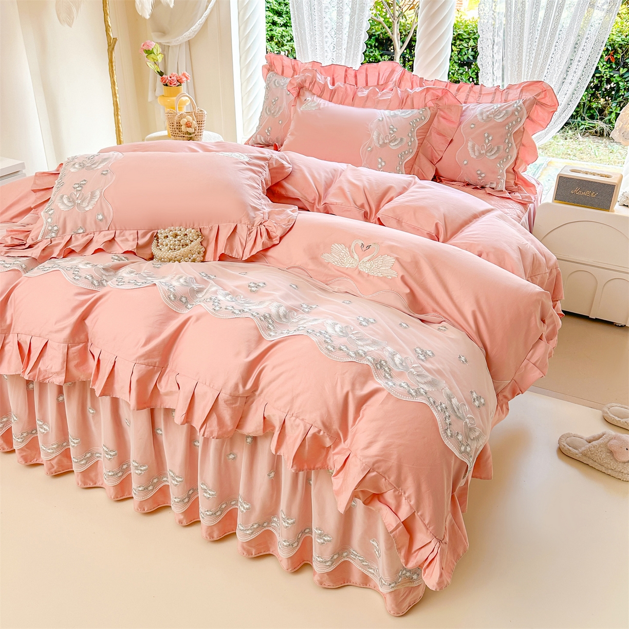 91家纺网 家纺一手货源 找家纺 宜凡家纺 2025新款长绒棉绣花夹棉床裙三件套--天鹅之吻系列 天鹅之吻-蜜粉