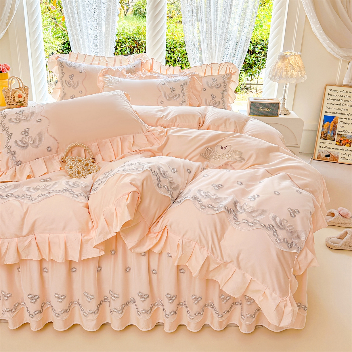 91家纺网 家纺一手货源 找家纺 宜凡家纺 2025新款长绒棉绣花夹棉床裙三件套--天鹅之吻系列 天鹅之吻-奶玉