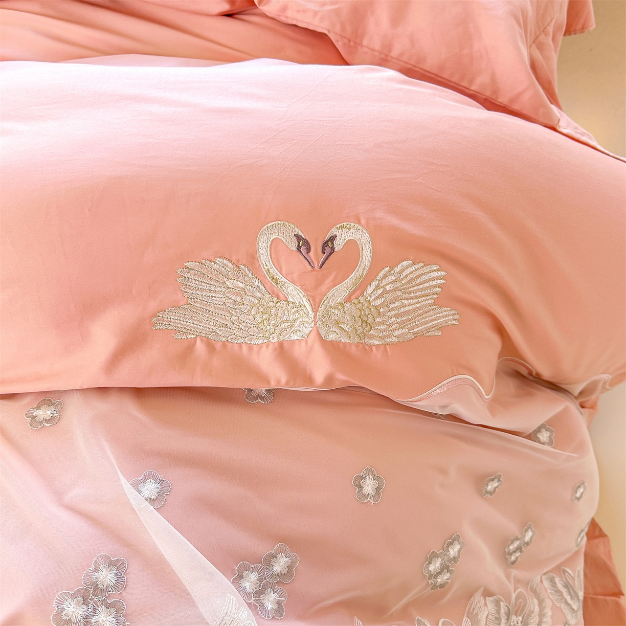 91家纺网 家纺一手货源 找家纺 宜凡家纺 2025新款长绒棉绣花夹棉床裙三件套--天鹅之吻系列 天鹅之吻-蜜粉