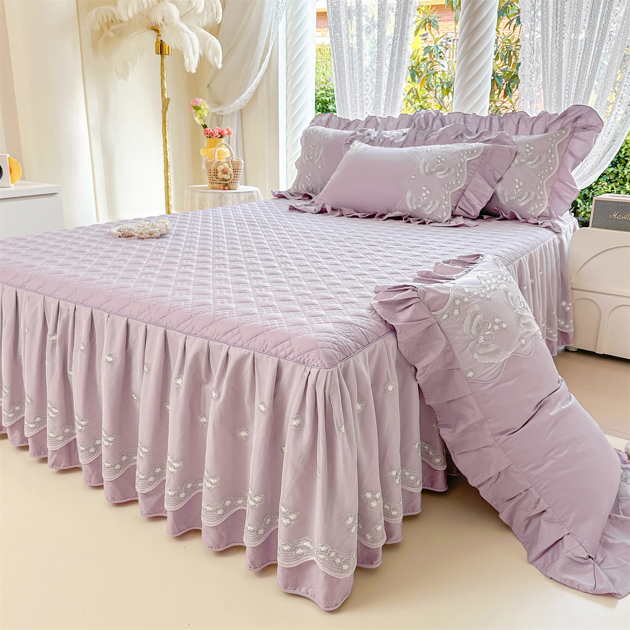 91家纺网 家纺一手货源 找家纺 宜凡家纺 2025新款长绒棉绣花夹棉床裙三件套--天鹅之吻系列 天鹅之吻-香芋紫