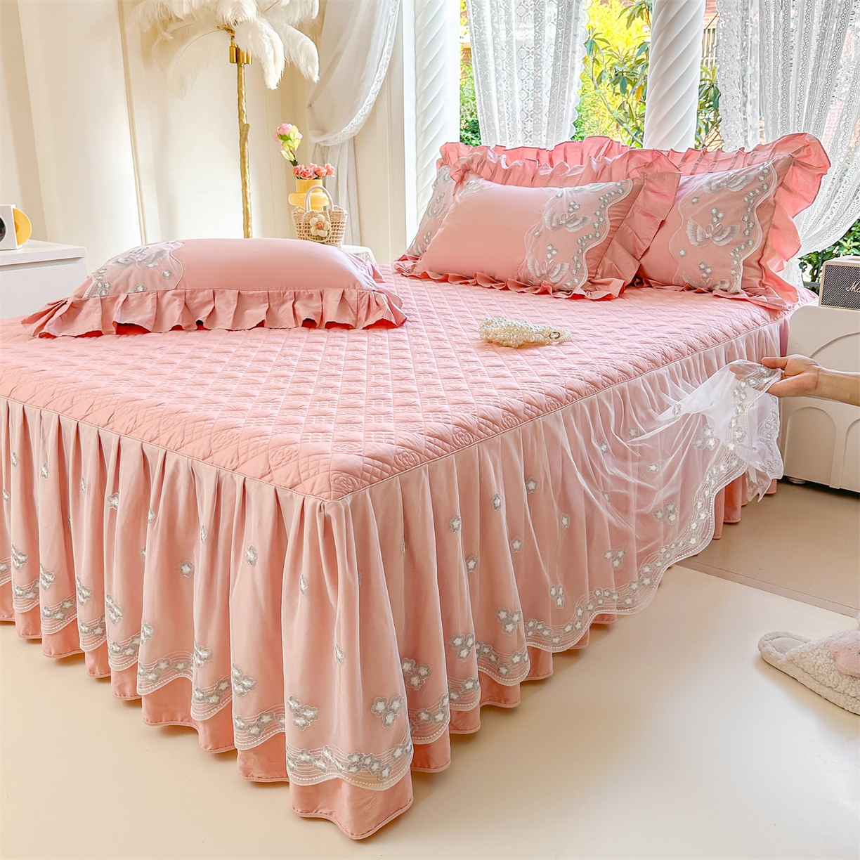 91家纺网 家纺一手货源 找家纺 宜凡家纺 2025新款长绒棉绣花夹棉床裙三件套--天鹅之吻系列 天鹅之吻-蜜粉