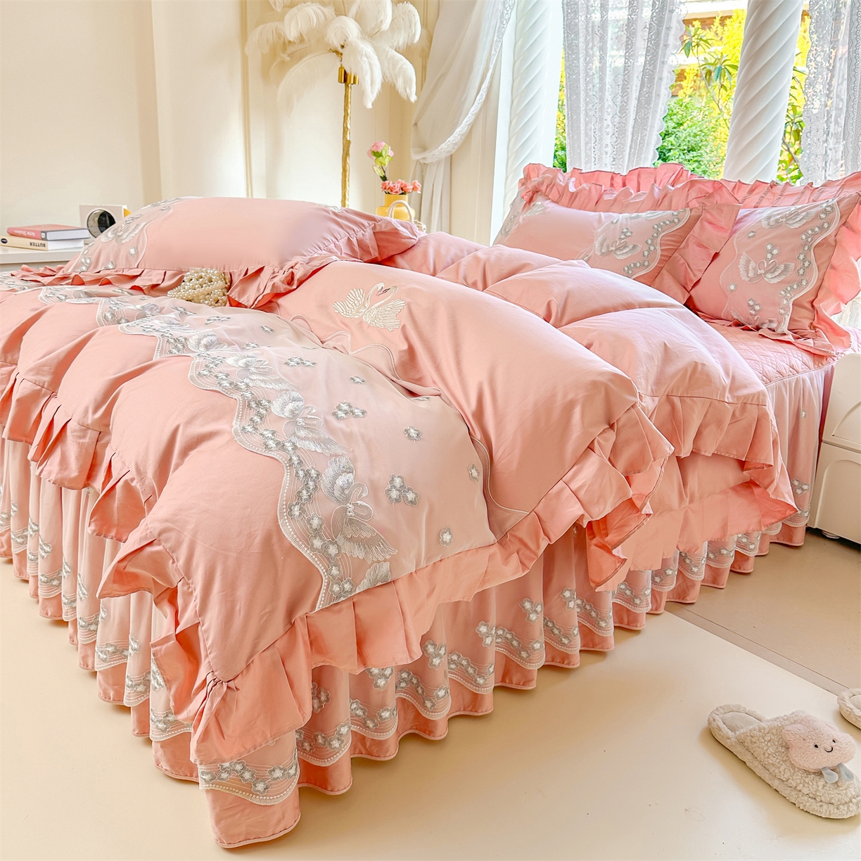 91家纺网 家纺一手货源 找家纺 宜凡家纺 2025新款长绒棉绣花夹棉床裙三件套--天鹅之吻系列 天鹅之吻-蜜粉