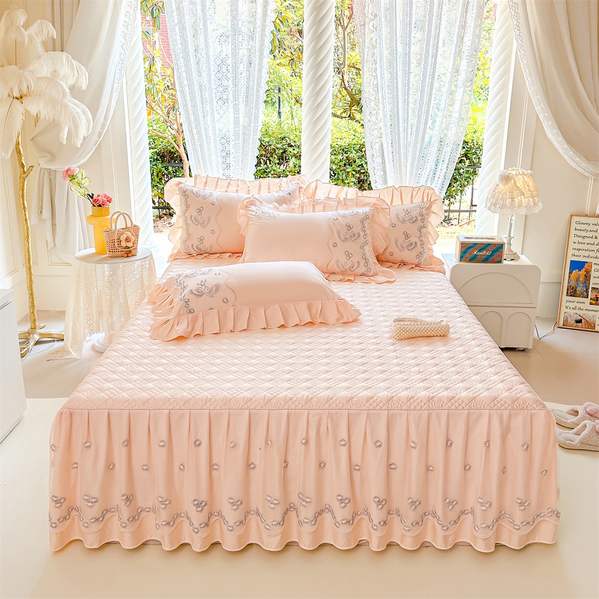 91家纺网 家纺一手货源 找家纺 宜凡家纺 2025新款长绒棉绣花夹棉床裙三件套--天鹅之吻系列 天鹅之吻-奶玉