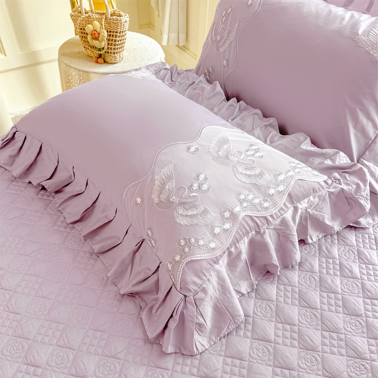 91家纺网 家纺一手货源 找家纺 宜凡家纺 2025新款长绒棉绣花夹棉床裙三件套--天鹅之吻系列 天鹅之吻-香芋紫