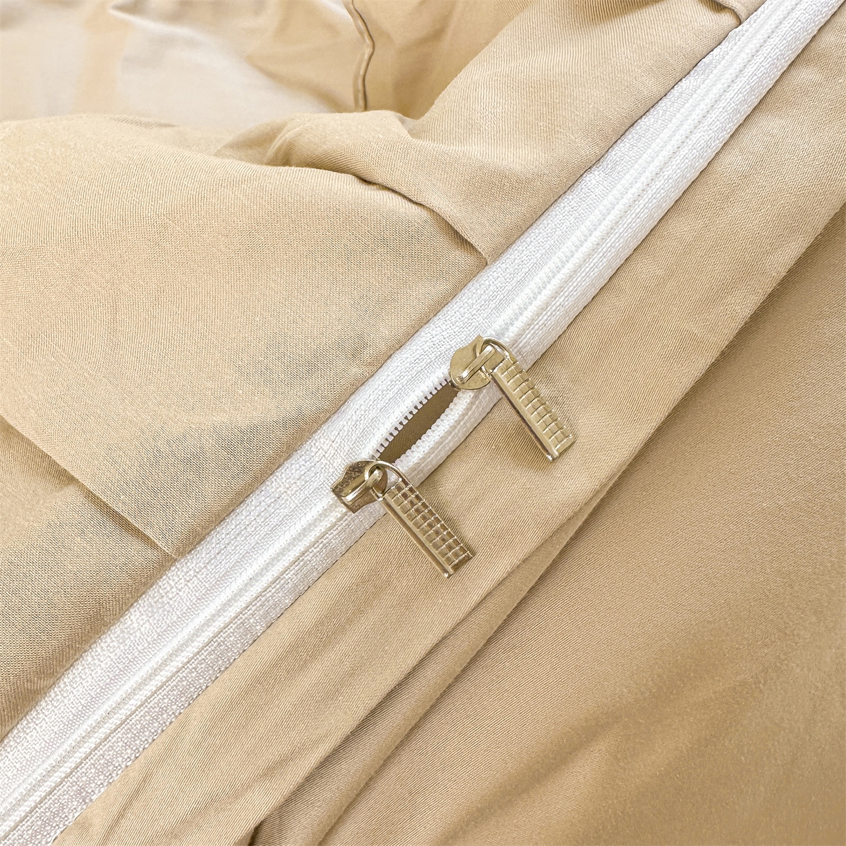 91家纺网 家纺一手货源 找家纺 宜凡家纺 2025新款长绒棉绣花夹棉床裙三件套--天鹅之吻系列 天鹅之吻-浅咖