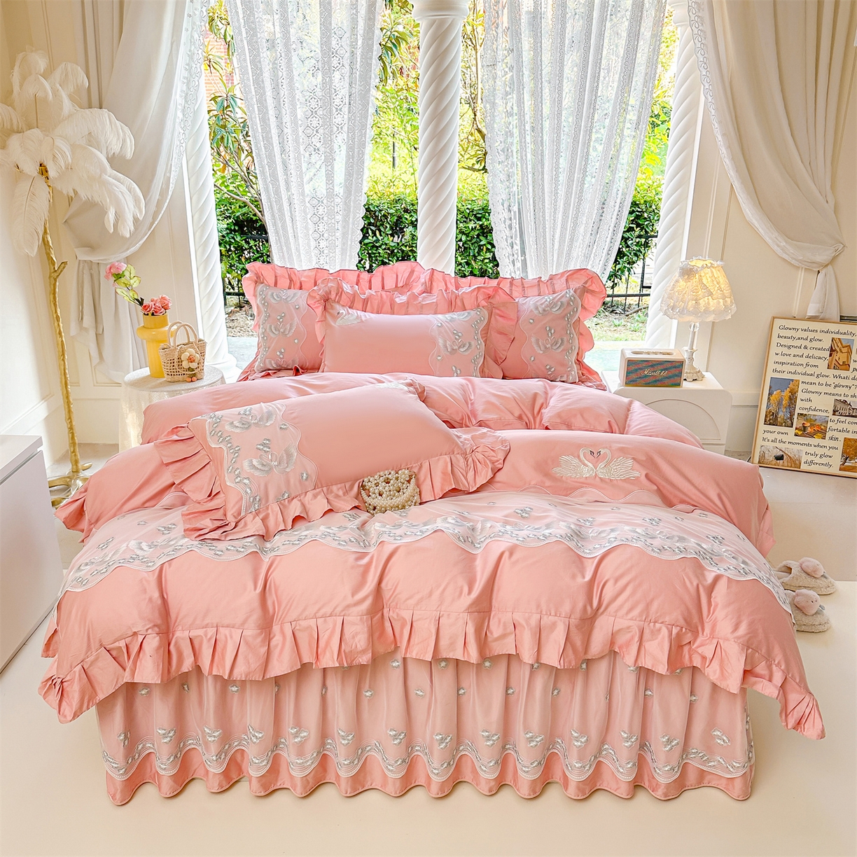 91家纺网 家纺一手货源 找家纺 宜凡家纺 2025新款长绒棉绣花夹棉床裙三件套--天鹅之吻系列 天鹅之吻-蜜粉