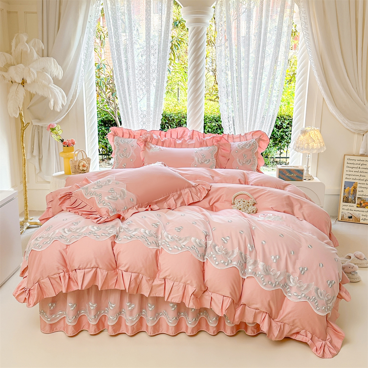 91家纺网 家纺一手货源 找家纺 宜凡家纺 2025新款长绒棉绣花夹棉床裙三件套--天鹅之吻系列 天鹅之吻-蜜粉