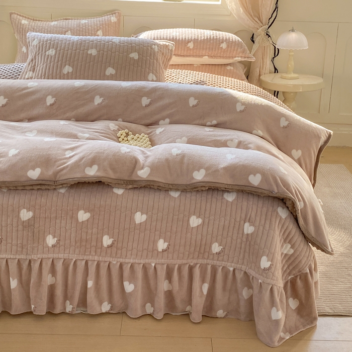 91家纺网 家纺一手货源 找家纺 梦可莱家居 2025秋冬新品豆豆绒床盖大花边四件套 白色爱心卡