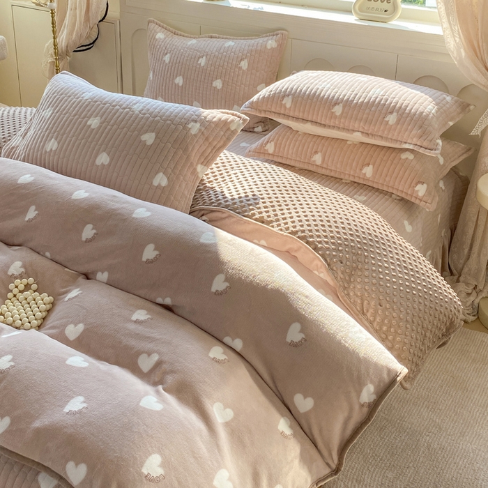 91家纺网 家纺一手货源 找家纺 梦可莱家居 2025秋冬新品豆豆绒床盖大花边四件套 白色爱心卡