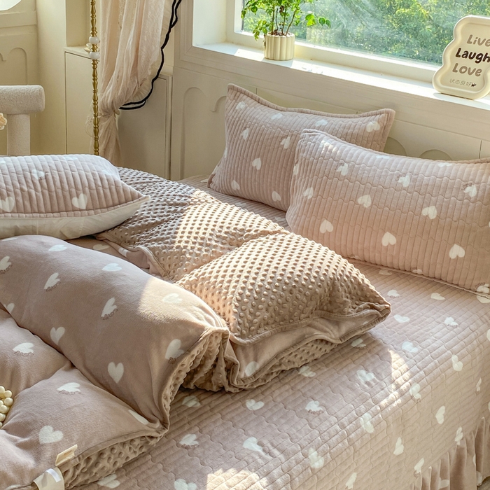 91家纺网 家纺一手货源 找家纺 梦可莱家居 2025秋冬新品豆豆绒床盖大花边四件套 白色爱心卡