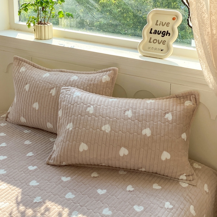 91家纺网 家纺一手货源 找家纺 梦可莱家居 2025秋冬新品豆豆绒床盖大花边四件套 白色爱心卡