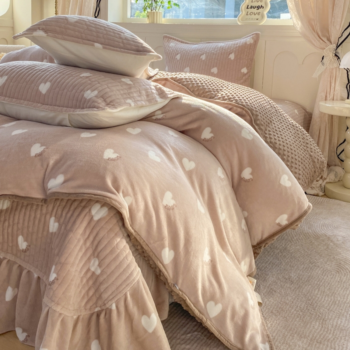 91家纺网 家纺一手货源 找家纺 梦可莱家居 2025秋冬新品豆豆绒床盖大花边四件套 白色爱心卡