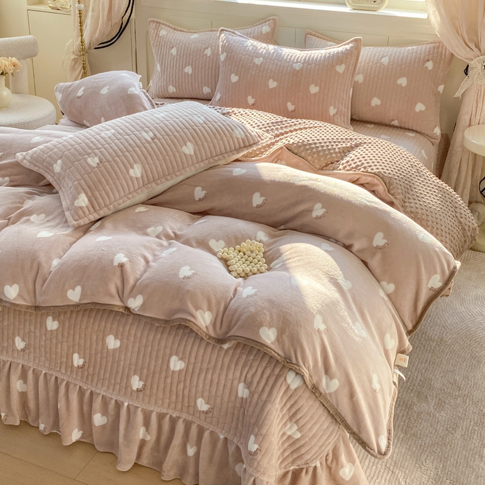 91家纺网 家纺一手货源 找家纺 梦可莱家居 2025秋冬新品豆豆绒床盖大花边四件套 白色爱心卡
