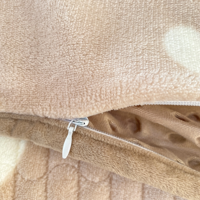 91家纺网 家纺一手货源 找家纺 梦可莱家居 2025秋冬新品豆豆绒床盖大花边四件套 白色爱心卡