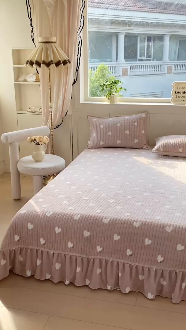 91家纺网 家纺一手货源 找家纺 梦可莱家居 2025秋冬新品豆豆绒床盖大花边四件套 白色爱心卡