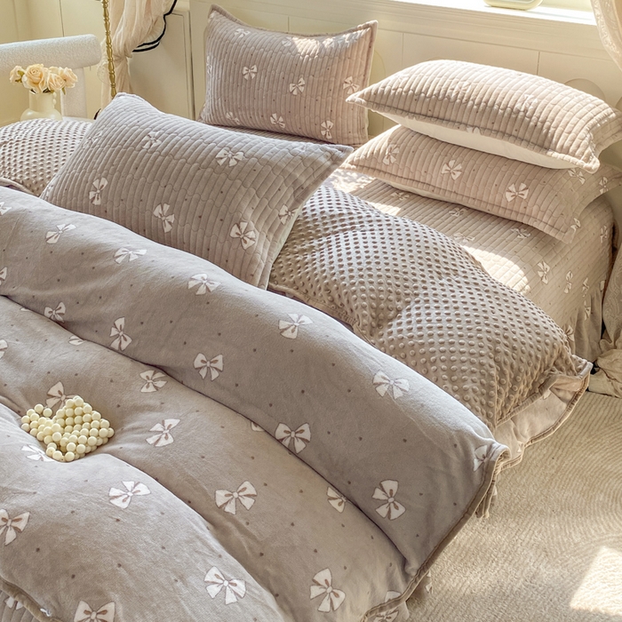 91家纺网 家纺一手货源 找家纺 梦可莱家居 2025秋冬新品豆豆绒床盖大花边四件套 白色蝴蝶结卡