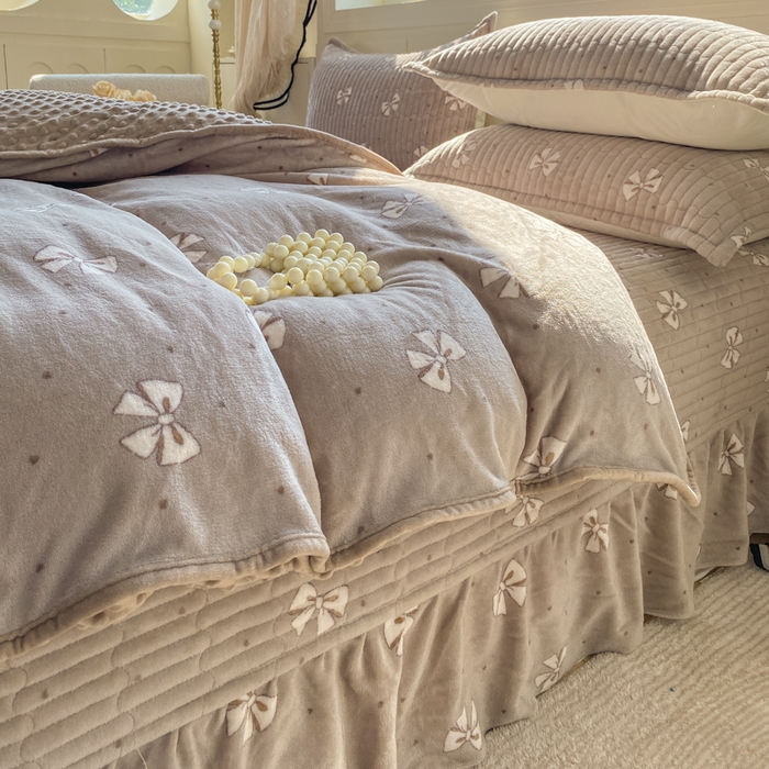 91家纺网 家纺一手货源 找家纺 梦可莱家居 2025秋冬新品豆豆绒床盖大花边四件套 白色蝴蝶结卡