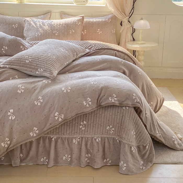 91家纺网 家纺一手货源 找家纺 梦可莱家居 2025秋冬新品豆豆绒床盖大花边四件套 白色蝴蝶结卡