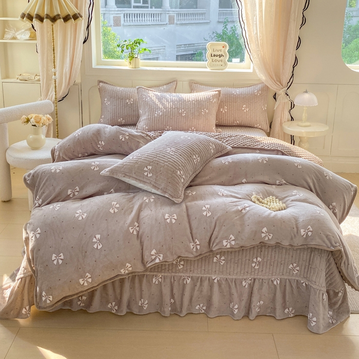 91家纺网 家纺一手货源 找家纺 梦可莱家居 2025秋冬新品豆豆绒床盖大花边四件套 白色蝴蝶结卡