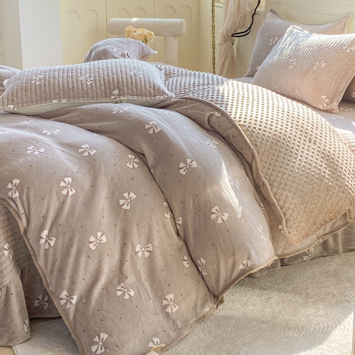 91家纺网 家纺一手货源 找家纺 梦可莱家居 2025秋冬新品豆豆绒床盖大花边四件套 白色蝴蝶结卡