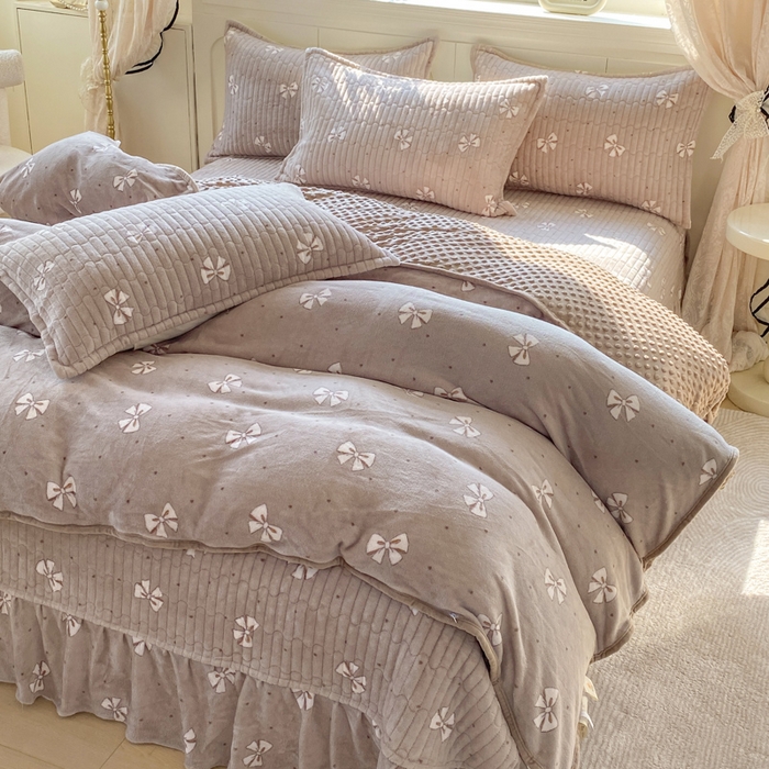 91家纺网 家纺一手货源 找家纺 梦可莱家居 2025秋冬新品豆豆绒床盖大花边四件套 白色蝴蝶结卡