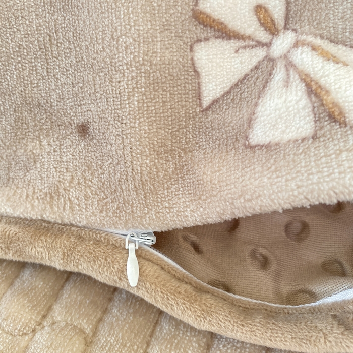 91家纺网 家纺一手货源 找家纺 梦可莱家居 2025秋冬新品豆豆绒床盖大花边四件套 白色蝴蝶结卡