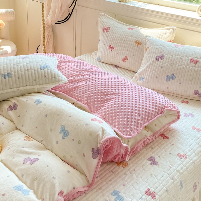 91家纺网 家纺一手货源 找家纺 梦可莱家居 2025秋冬新品豆豆绒床盖大花边四件套 彩色蝴蝶结