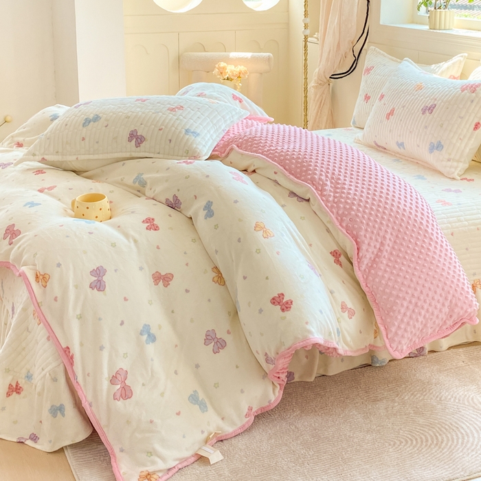 91家纺网 家纺一手货源 找家纺 梦可莱家居 2025秋冬新品豆豆绒床盖大花边四件套 彩色蝴蝶结