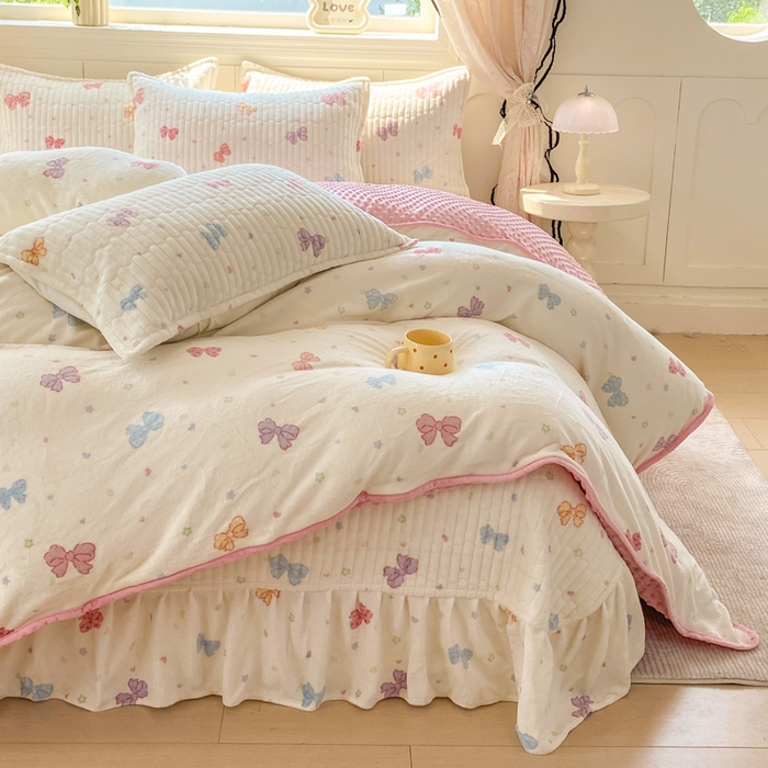 91家纺网 家纺一手货源 找家纺 梦可莱家居 2025秋冬新品豆豆绒床盖大花边四件套 彩色蝴蝶结