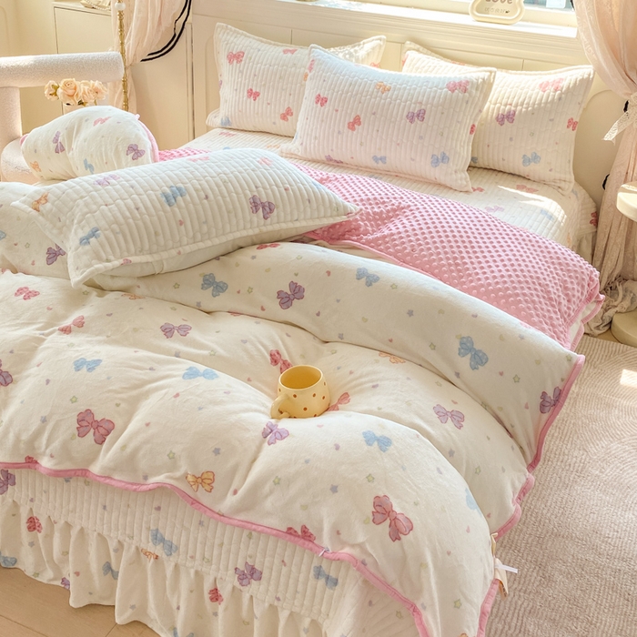 91家纺网 家纺一手货源 找家纺 梦可莱家居 2025秋冬新品豆豆绒床盖大花边四件套 彩色蝴蝶结