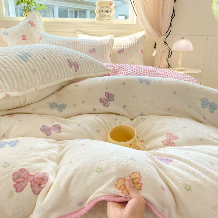 91家纺网 家纺一手货源 找家纺 梦可莱家居 2025秋冬新品豆豆绒床盖大花边四件套 彩色蝴蝶结