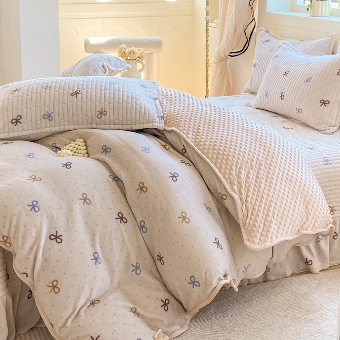 91家纺网 家纺一手货源 找家纺 梦可莱家居 2025秋冬新品豆豆绒床盖大花边四件套 蝶恋卡
