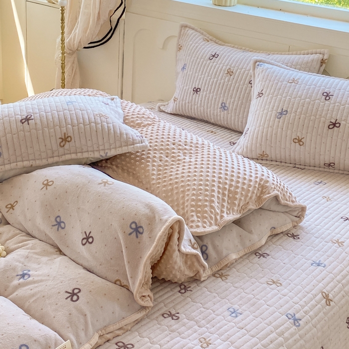 91家纺网 家纺一手货源 找家纺 梦可莱家居 2025秋冬新品豆豆绒床盖大花边四件套 蝶恋卡