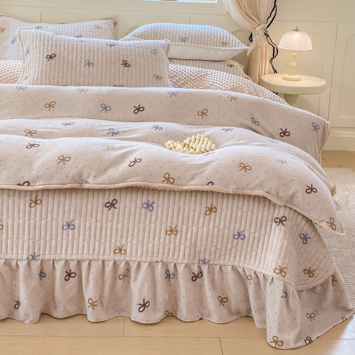 91家纺网 家纺一手货源 找家纺 梦可莱家居 2025秋冬新品豆豆绒床盖大花边四件套 蝶恋卡