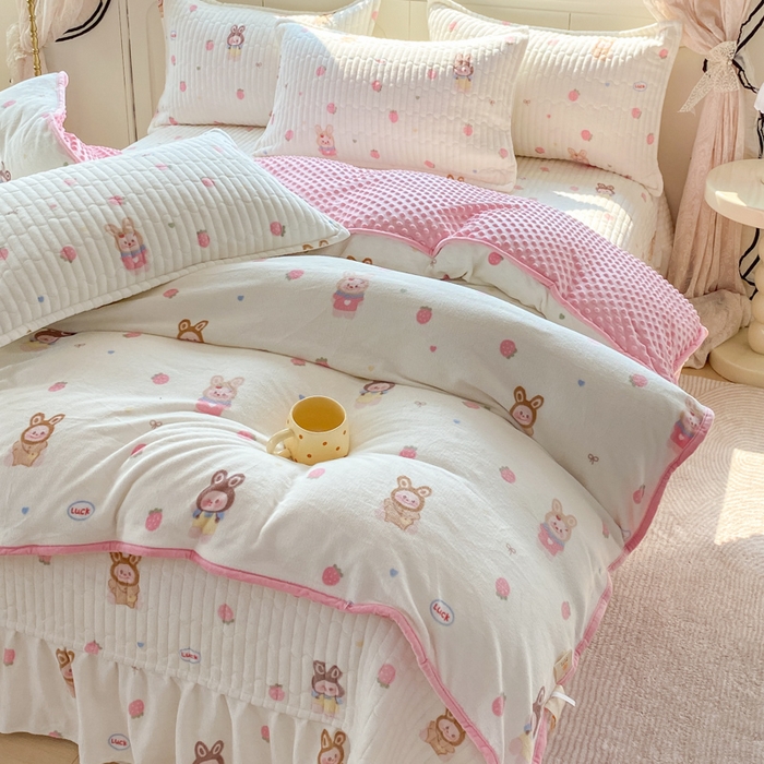 91家纺网 家纺一手货源 找家纺 梦可莱家居 2025秋冬新品豆豆绒床盖大花边四件套 多拉拉