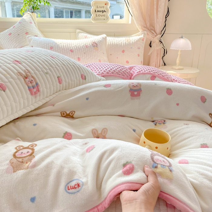 91家纺网 家纺一手货源 找家纺 梦可莱家居 2025秋冬新品豆豆绒床盖大花边四件套 多拉拉