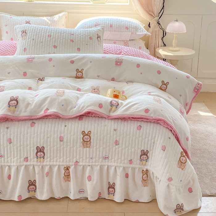 91家纺网 家纺一手货源 找家纺 梦可莱家居 2025秋冬新品豆豆绒床盖大花边四件套 多拉拉