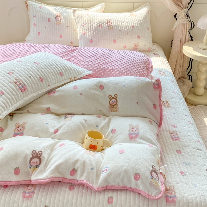 91家纺网 家纺一手货源 找家纺 梦可莱家居 2025秋冬新品豆豆绒床盖大花边四件套 多拉拉