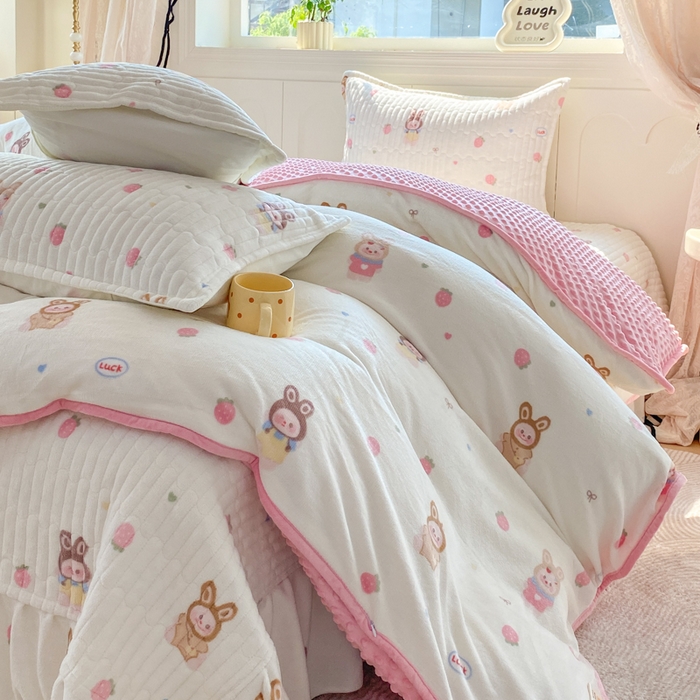 91家纺网 家纺一手货源 找家纺 梦可莱家居 2025秋冬新品豆豆绒床盖大花边四件套 多拉拉