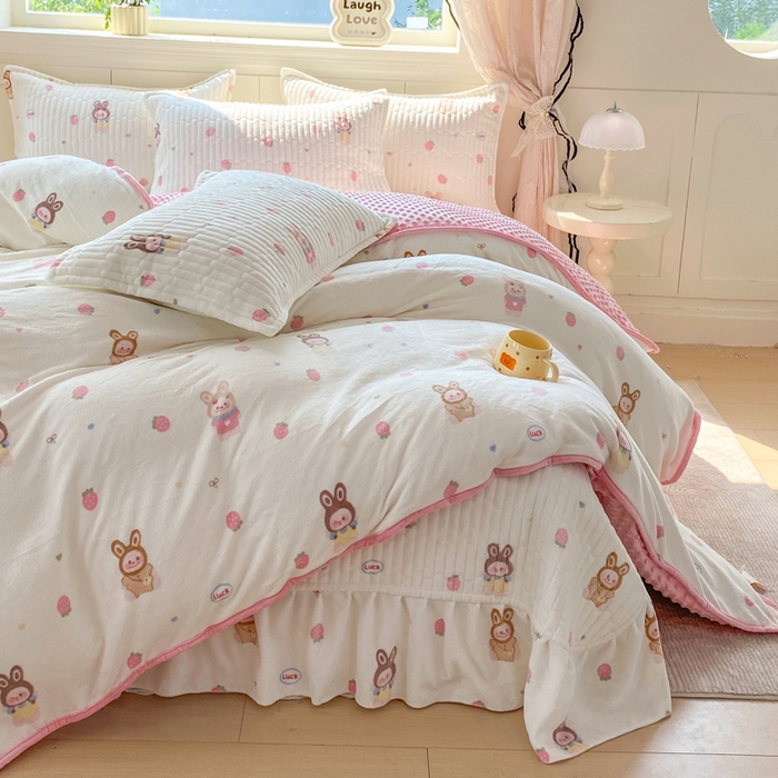 91家纺网 家纺一手货源 找家纺 梦可莱家居 2025秋冬新品豆豆绒床盖大花边四件套 多拉拉