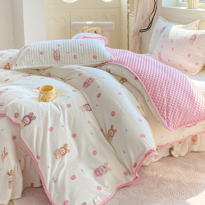 91家纺网 家纺一手货源 找家纺 梦可莱家居 2025秋冬新品豆豆绒床盖大花边四件套 多拉拉