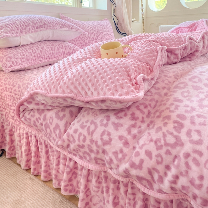 梦可莱家居 2025秋冬新品豆豆绒床盖大花边四件套 粉豹纹