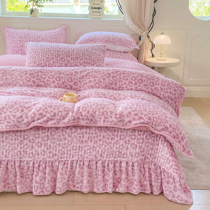 91家纺网 家纺一手货源 找家纺 梦可莱家居 2025秋冬新品豆豆绒床盖大花边四件套 粉豹纹