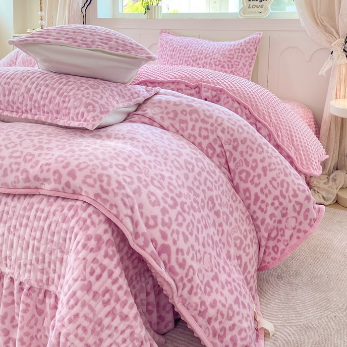 91家纺网 家纺一手货源 找家纺 梦可莱家居 2025秋冬新品豆豆绒床盖大花边四件套 粉豹纹