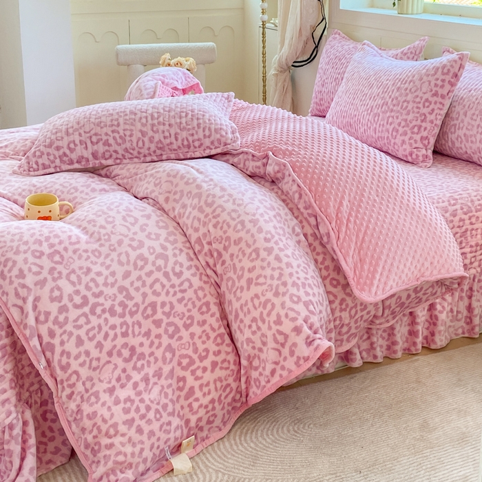 91家纺网 家纺一手货源 找家纺 梦可莱家居 2025秋冬新品豆豆绒床盖大花边四件套 粉豹纹