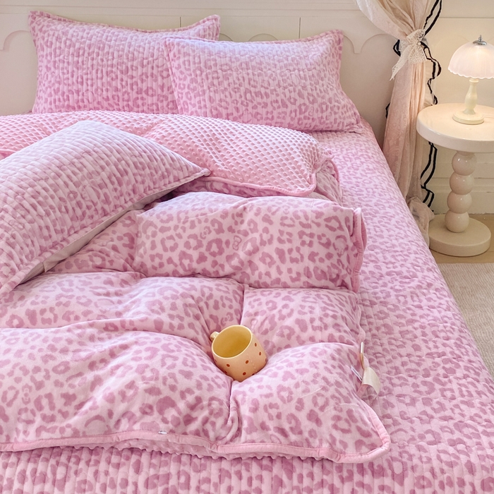 91家纺网 家纺一手货源 找家纺 梦可莱家居 2025秋冬新品豆豆绒床盖大花边四件套 粉豹纹