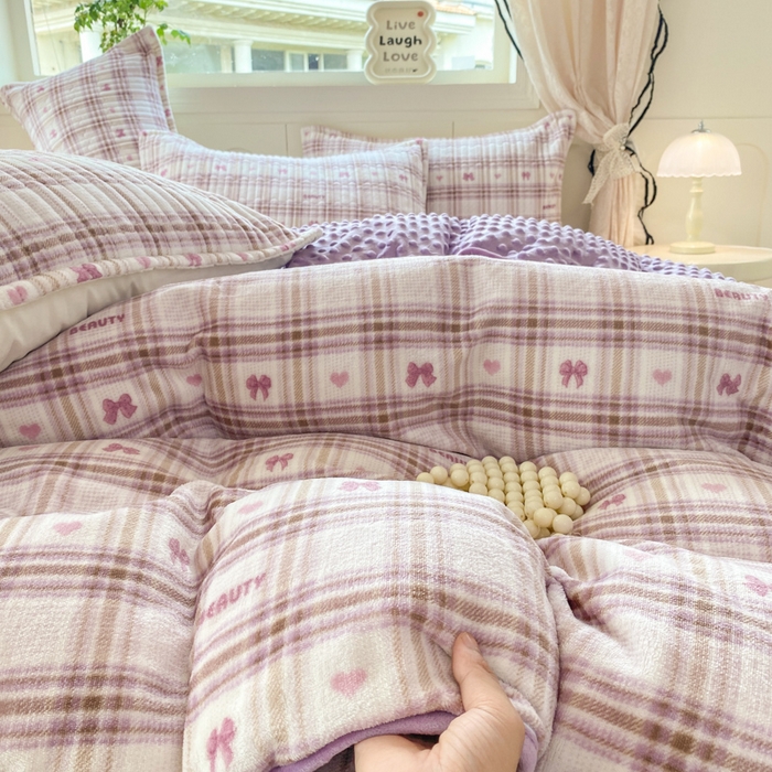 91家纺网 家纺一手货源 找家纺 梦可莱家居 2025秋冬新品豆豆绒床盖大花边四件套 格子蝴蝶梦