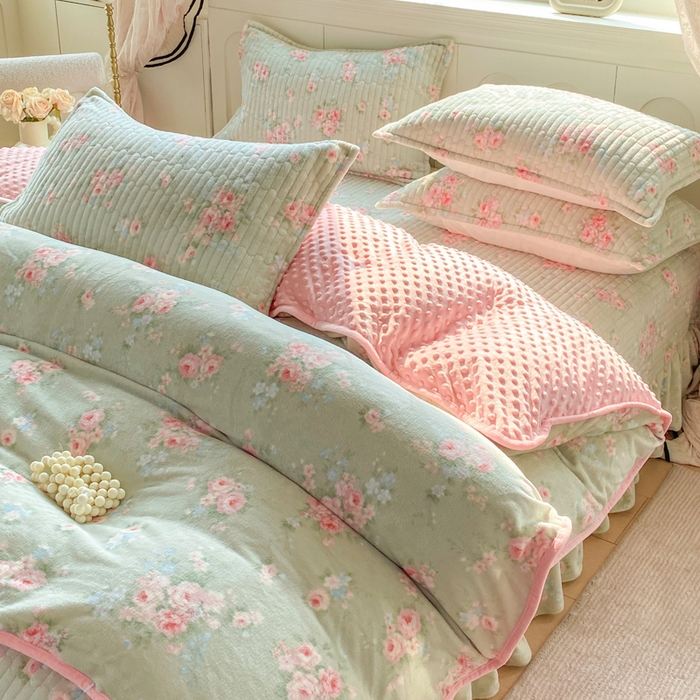 91家纺网 家纺一手货源 找家纺 梦可莱家居 2025秋冬新品豆豆绒床盖大花边四件套 花语玫瑰